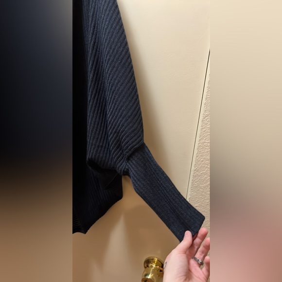 🌟 Light Weight Shrug 🌟 - Picture 3 of 5